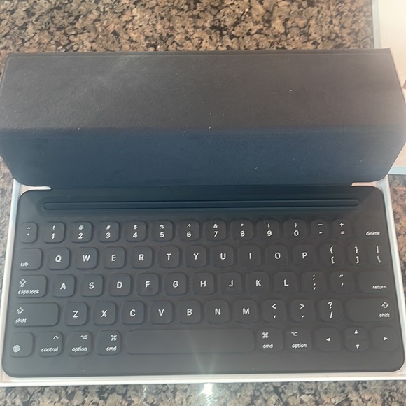iPad Smart Keyboard - Picture 2 of 5